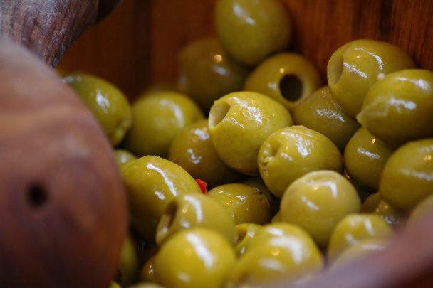 Зелені оливки на ринку - Фото, зображення