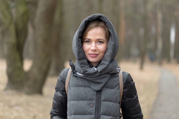 Retrato de una chica con una chaqueta gris al aire libre
 - Foto, Imagen