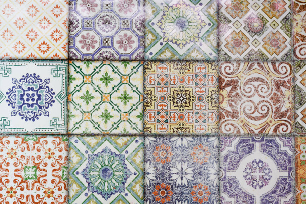 Coloridos azulejos de cerámica patrones de decoración de pared y suelo
. - Foto, imagen