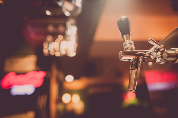 Grifo de cerveza en un bar o restaurante
 - Foto, imagen