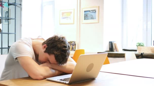 Hombre cansado durmiendo en el escritorio
 - Imágenes, Vídeo