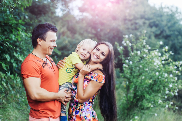 Happy smiling family in green summer park - Foto, Imagem