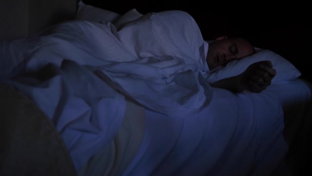 A man sleeping in a hotel bed - Video