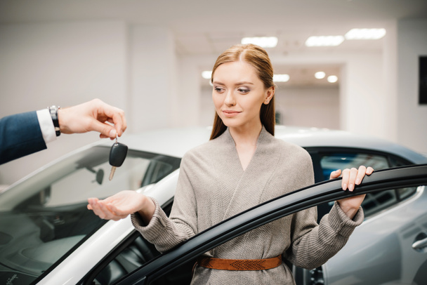 Müşteri ve satıcı ile araba anahtar   - Fotoğraf, Görsel