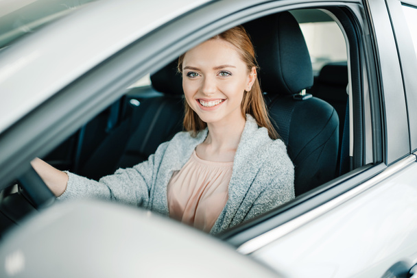 Mujer sentada en coche nuevo
  - Foto, imagen