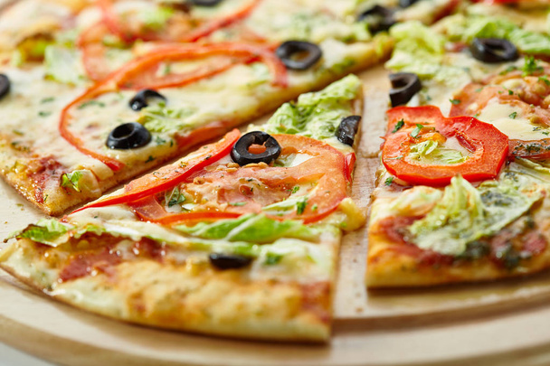 Pizza with Mozzarella, Sauce, Tomatoes and Salad Leaves - Foto, Bild