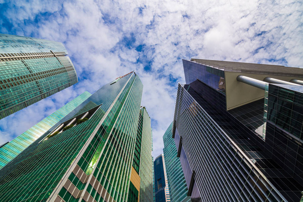 Pilvenpiirtäjä toimistorakennus vastaan taivas uprisen näkymä
 - Valokuva, kuva