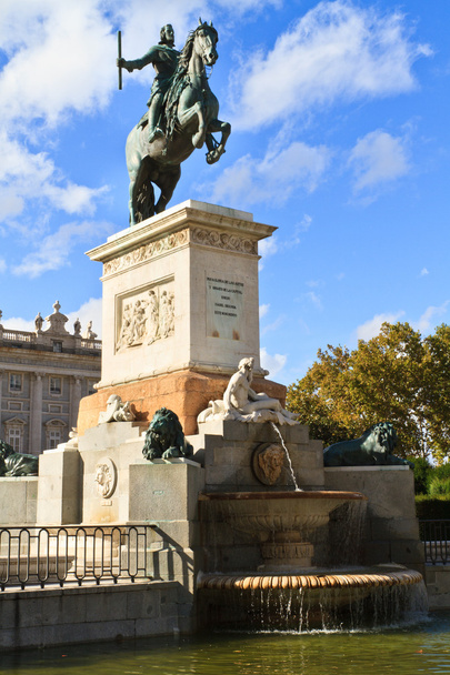 マドリードのオリエンテ広場、フェリペの像 iv。マドリード、スペイン - 写真・画像