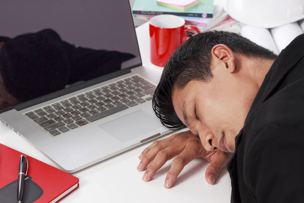 Homme d'affaires stressé et s'endormir sur la table de travail sur whit
 - Photo, image