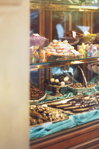 Gazdag különféle csokoládé és cukorka, ablak megjelenítése  - Fotó, kép
