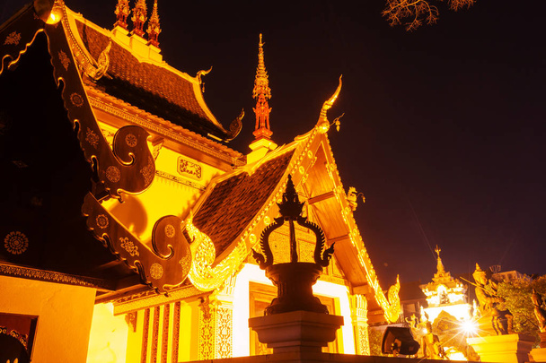 Vista nocturna templo budista
 - Foto, imagen