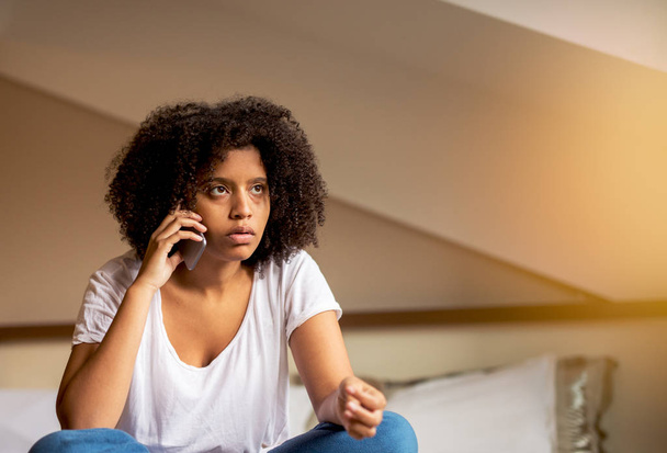 afro americano donna parlando per telefono
 - Foto, immagini