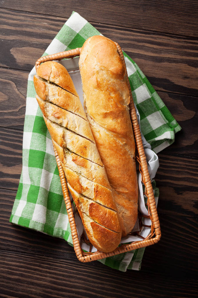 Pão fresco na mesa
 - Foto, Imagem