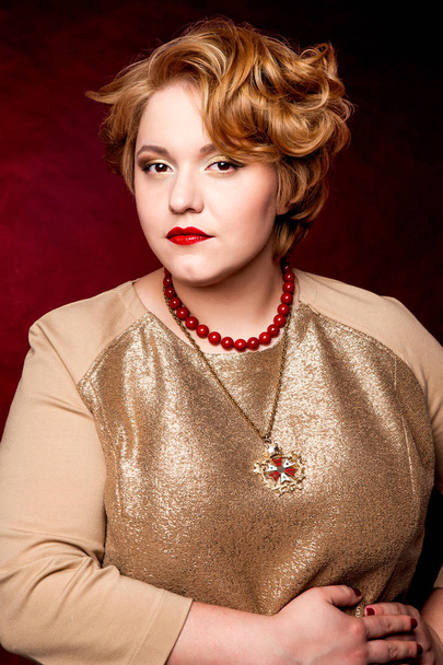 Beautiful fat girl with honey-colored hair on a black background - Fotografie, Obrázek