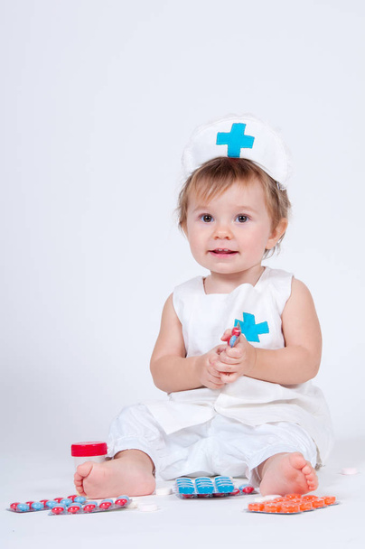 Дівчина сміється, граючи медсестру з таблетками
 - Фото, зображення