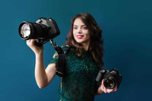 Woman holding two photographic cameras - Фото, зображення