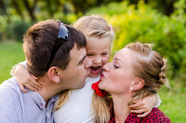 vacanza all'aperto ritratto di famiglia felice abbracci e risate al picnic
 - Foto, immagini