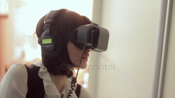 若いブルネットの女性ゲーム スマート フォン用 Vr ヘルメットを使用します。拡張現実感のデバイスは、仮想空間に深くすることができます。 - 映像、動画