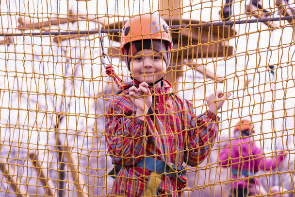  garçon jouant sur un pont de corde
 - Photo, image