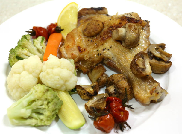 Gotowane na parze warzywa i kurczaka noga posiłek - Zdjęcie, obraz