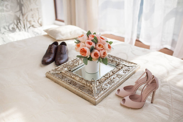 Свадебный букет с обувью молодоженов
 - Фото, изображение