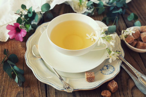 Romantische thee drinken met jasmijn thee - Foto, afbeelding