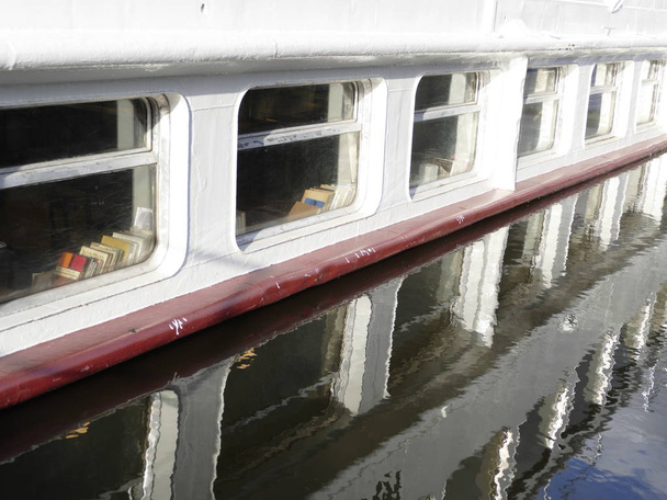 finestre di barca riflesse in un livello dell'acqua
 - Foto, immagini