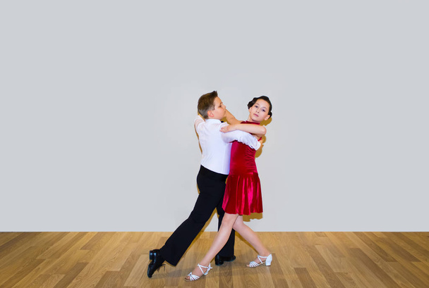 Il ragazzo e la ragazza che posano allo studio di danza su Gray. Il concetto di ballo da sala
 - Foto, immagini