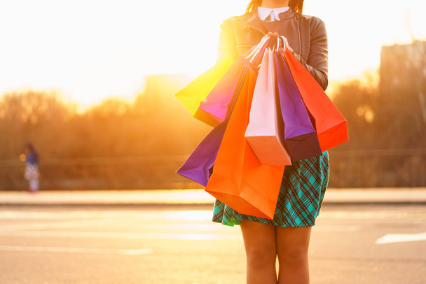 Mujer sosteniendo sus bolsas de la compra en su mano
 - Foto, imagen