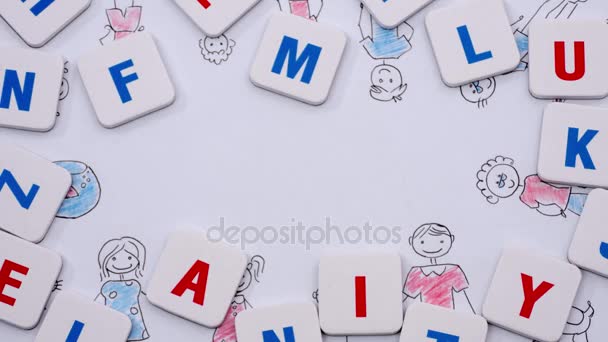 Dopisy, pohybující se na pozadí rodinných skica a tvořící slovo rodina. Zastavení pohybu - Záběry, video