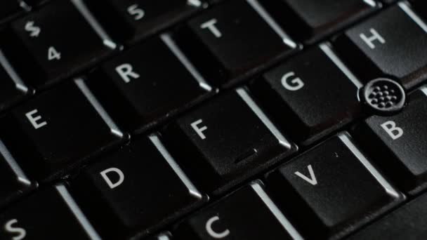 Close-up van zwarte laptop de focus van het toetsenbord op de Enter-knop. - Video