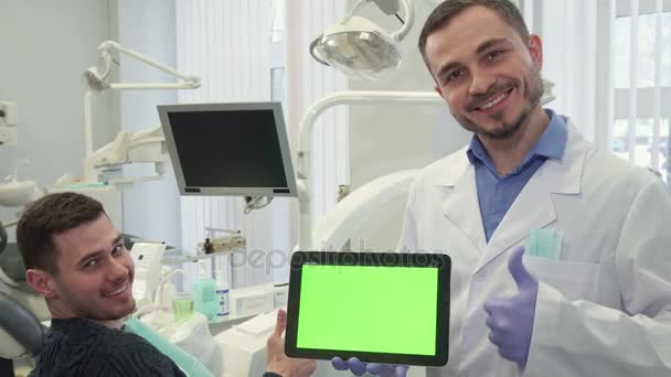 Dentista muestra su pulgar en su oficina
 - Imágenes, Vídeo