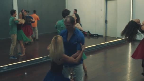 Emberek a teremben táncoltak - Felvétel, videó