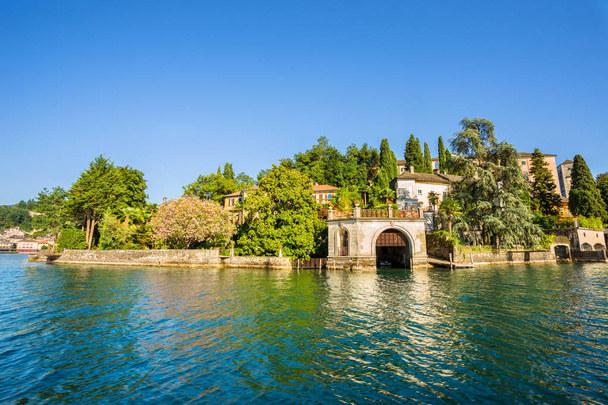 Lago Orta com a ilha de San Giulio, Itália
 - Foto, Imagem