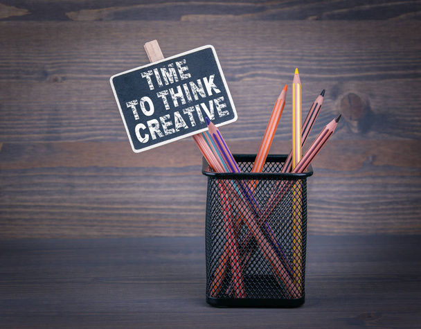 Zeit, kreativ zu denken. eine kleine Tafel mit Kreide und Buntstift - Foto, Bild
