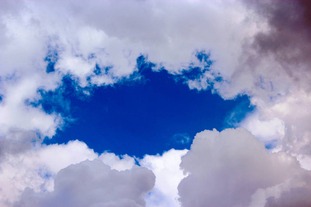 modrá obloha uprostřed bílé mraky - Fotografie, Obrázek
