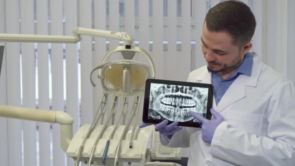 Zahnarzt zeigt mit dem Finger auf das Röntgenbild - Filmmaterial, Video