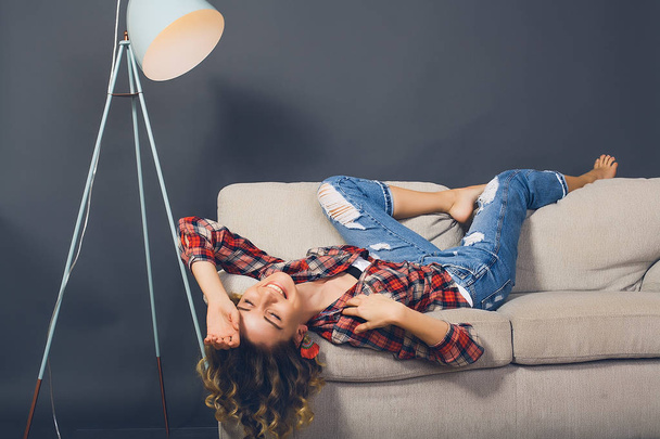  Nuori nainen makaa sohvalla
 - Valokuva, kuva