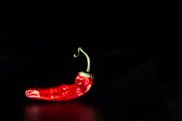 Červená Chili před tmavým pozadím - Fotografie, Obrázek