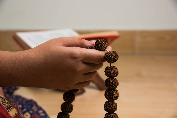 крупним планом картина руки під час виконання Медитація з рудракша мамою або розарійним бісером
 - Фото, зображення