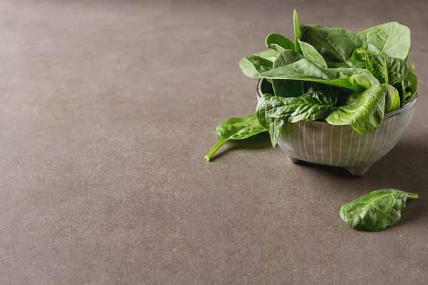 Washed fresh mini spinach on the old concrete table - Foto, Imagem