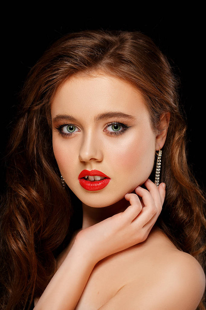 Close-up portrait of beautiful girl with trendy makeup lying - Foto, imagen