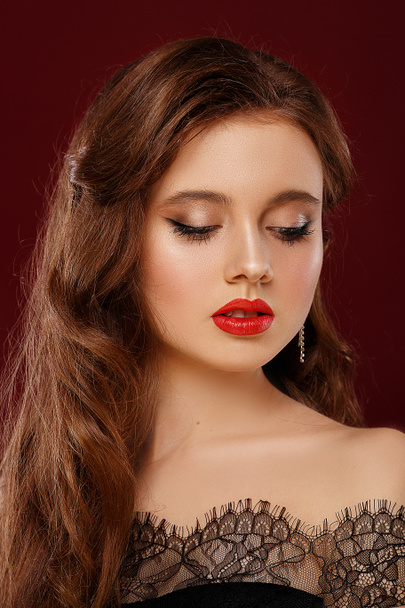 Close-up portrait of beautiful girl with trendy makeup lying - 写真・画像