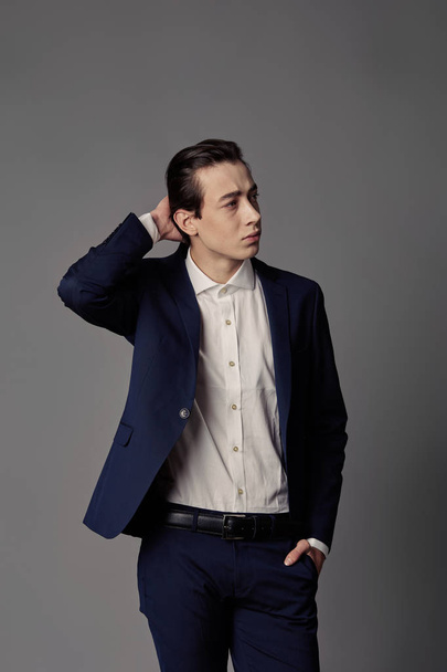 Hombre de moda de negocios con traje azul con camisa blanca
 - Foto, Imagen