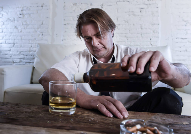 depresi alkoholické podnikatel s uvázanou vázanku zbytečně a dr - Fotografie, Obrázek
