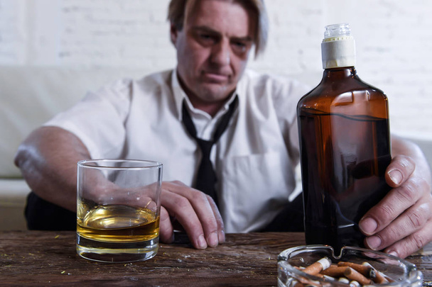 κατάθλιψη αλκοολούχα επιχειρηματίας με φαρδιά γραβάτα σπατάλη και dr - Φωτογραφία, εικόνα