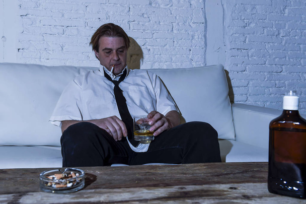 deprimido alcohólico hombre de negocios con corbata suelta desperdiciado y borracho beber whisky
 - Foto, imagen