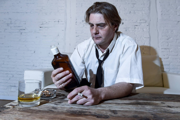 depresi alkoholické podnikatel s uvázanou vázanku zbytečně a pít, pít whiskey - Fotografie, Obrázek