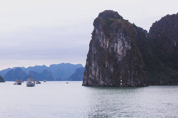 Piękny widok na Halong Bay, Wietnam, wpisanego na listę światowego dziedzictwa UNESCO, piękny widok na wyspy, Azji Południowo-Wschodniej - Zdjęcie, obraz