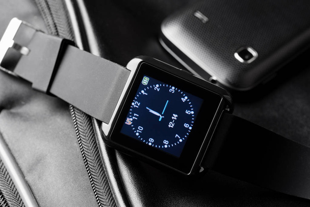 Черные умные часы
 - Фото, изображение